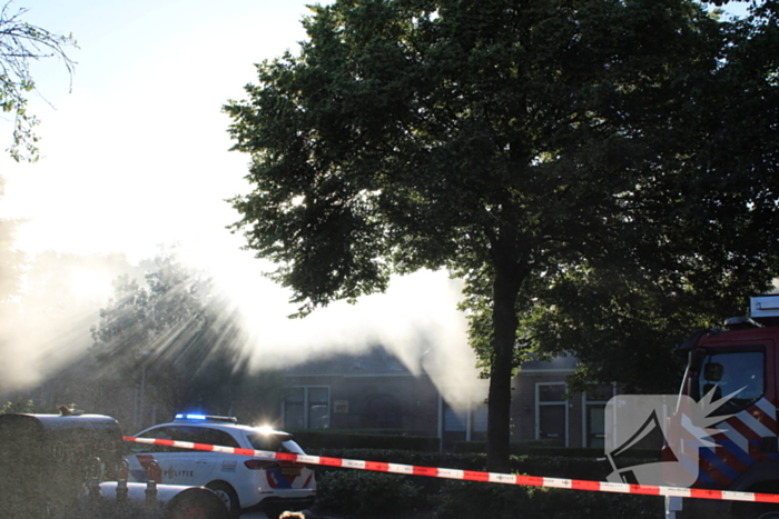 Politie haalt persoon uit brandende woning