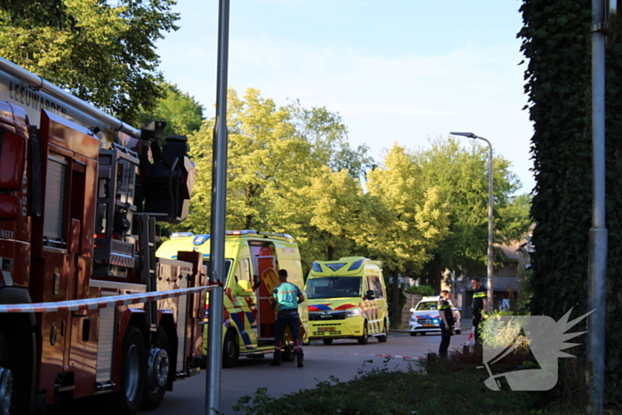 Politie haalt persoon uit brandende woning