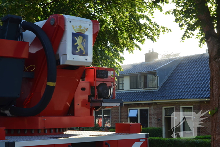 Politie haalt persoon uit brandende woning