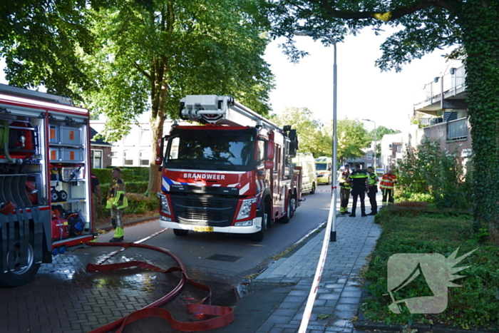 Politie haalt persoon uit brandende woning