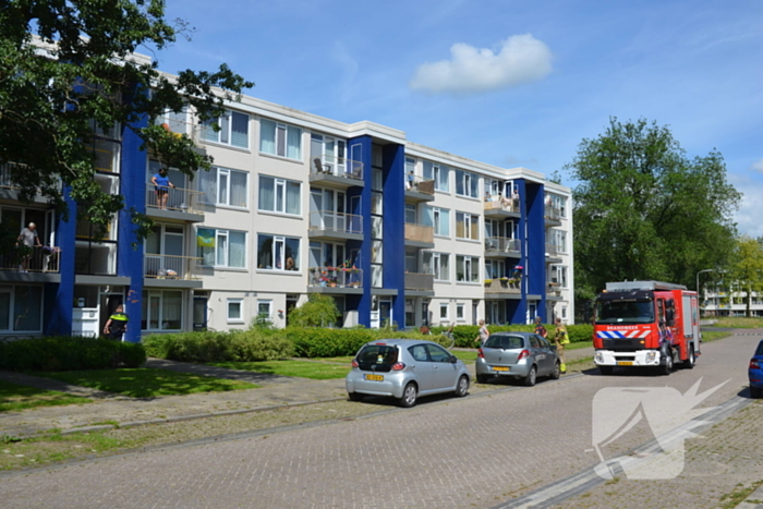 Omwonende merkt afgaande rookmelder op en waarschuwt tijdig de brandweer