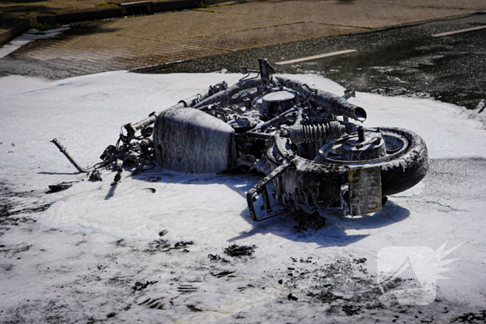 Motor afgebrand na botsing met fietser