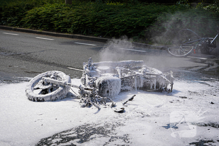 Motor afgebrand na botsing met fietser
