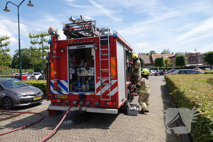 Kortsluiting onder motorkop zorgt voor brand