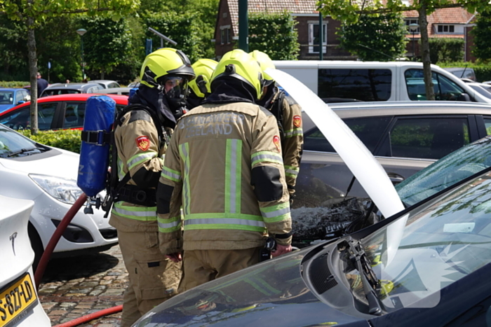 Kortsluiting onder motorkop zorgt voor brand