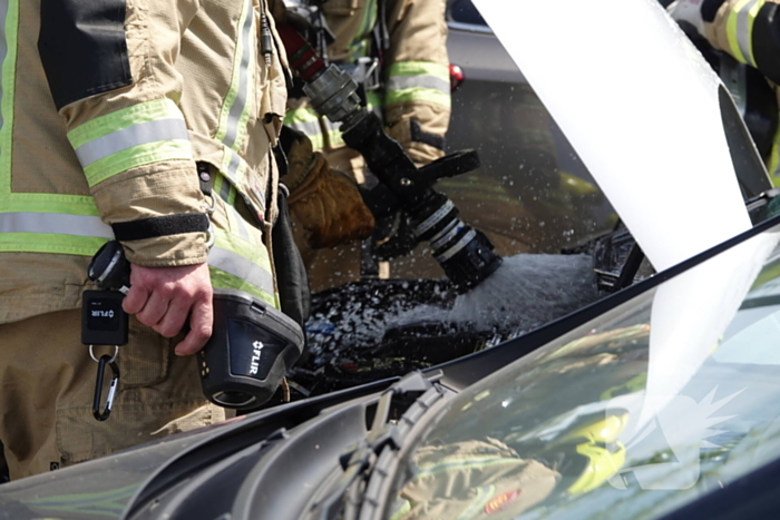 Kortsluiting onder motorkop zorgt voor brand