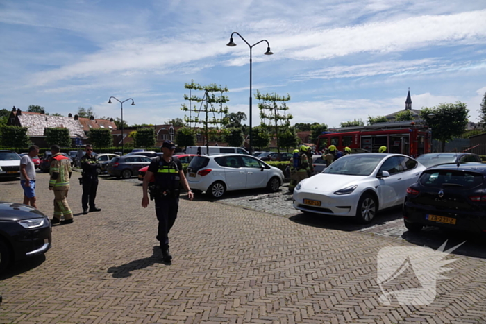 Kortsluiting onder motorkop zorgt voor brand