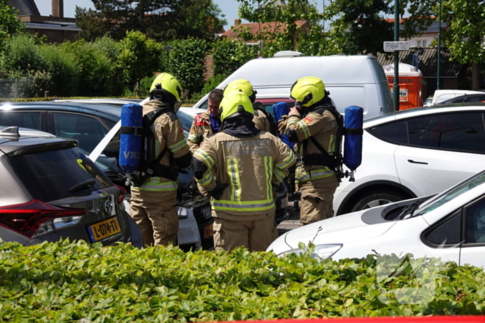 Kortsluiting onder motorkop zorgt voor brand