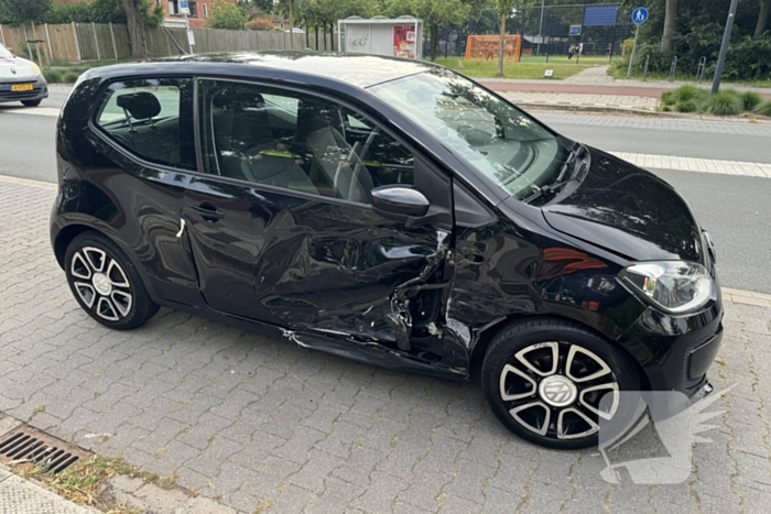 Politieauto zwaar beschadigd door botsing