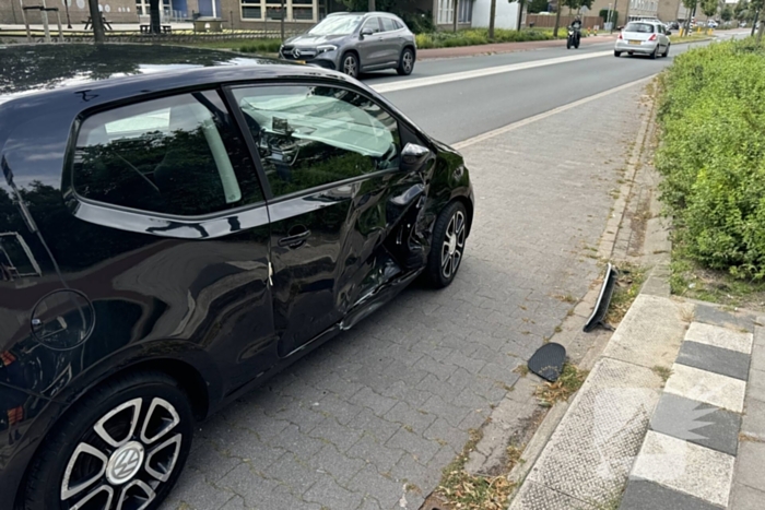 Politieauto zwaar beschadigd door botsing