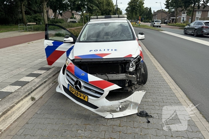 Politieauto zwaar beschadigd door botsing