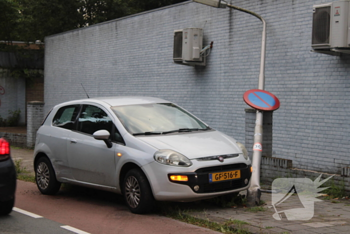 Lantaarnpaal plat gereden na botsing