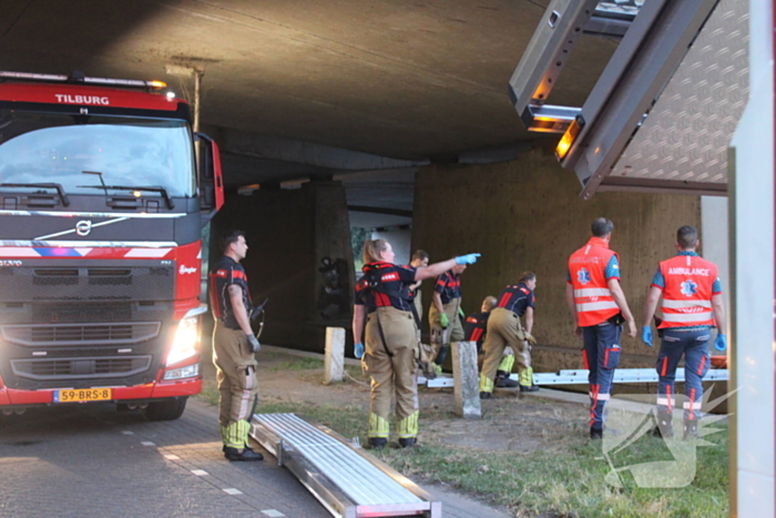 Persoon onwel op peiler van brug, brandweer haalt hem eraf