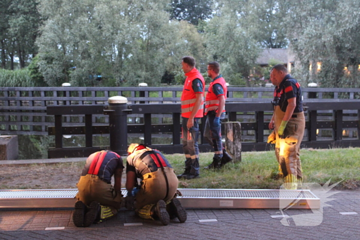 Persoon onwel op peiler van brug, brandweer haalt hem eraf
