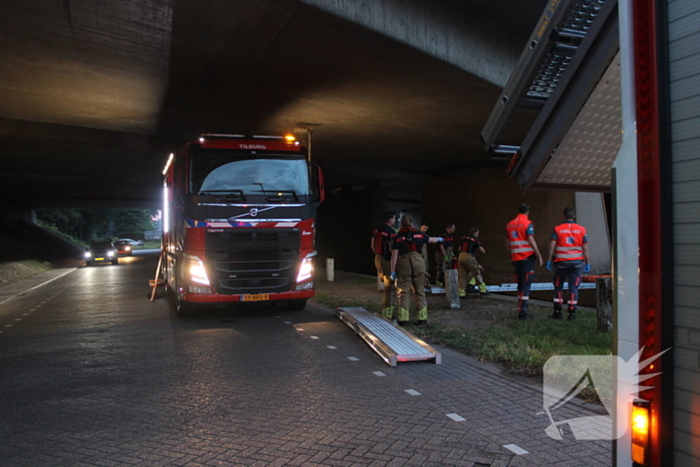 Persoon onwel op peiler van brug, brandweer haalt hem eraf