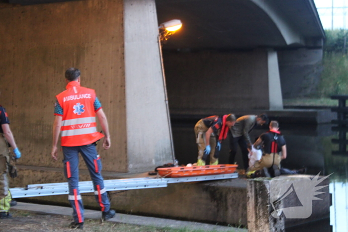 Persoon onwel op peiler van brug, brandweer haalt hem eraf