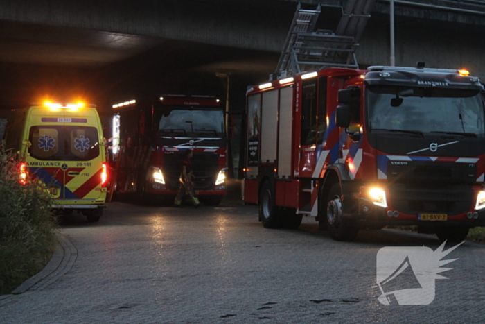 Persoon onwel op peiler van brug, brandweer haalt hem eraf