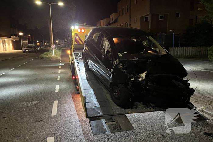 Auto zwaar beschadigd na crash