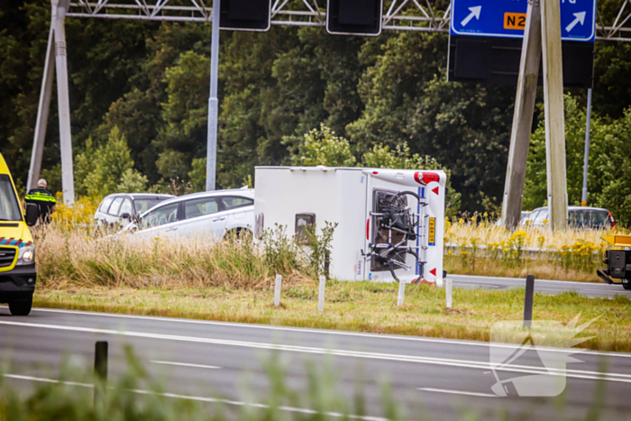 Caravan belandt op zijn kant