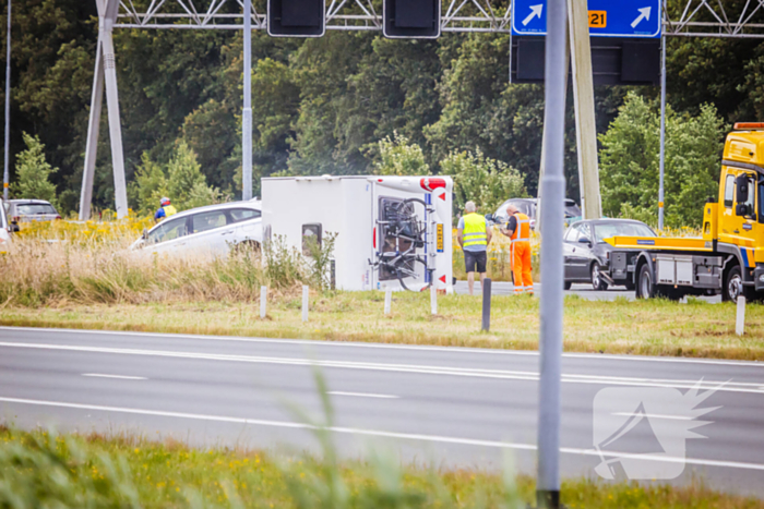 Caravan belandt op zijn kant