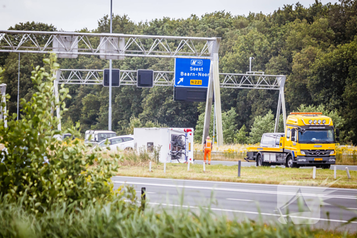 Caravan belandt op zijn kant