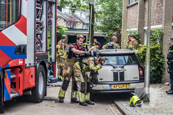 Brandweer blust brandende oven