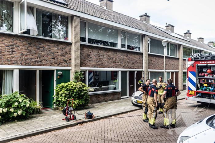 Brandweer blust brandende oven