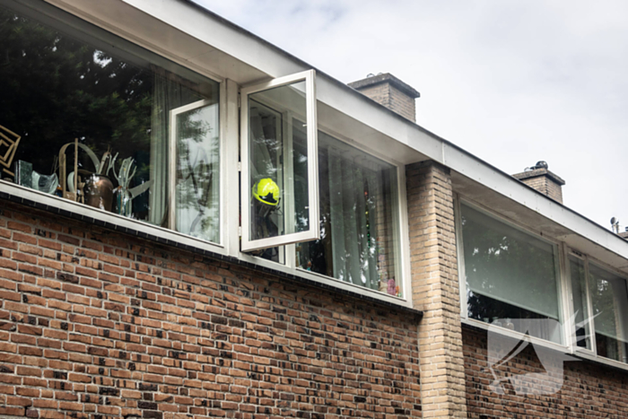 Brandweer blust brandende oven