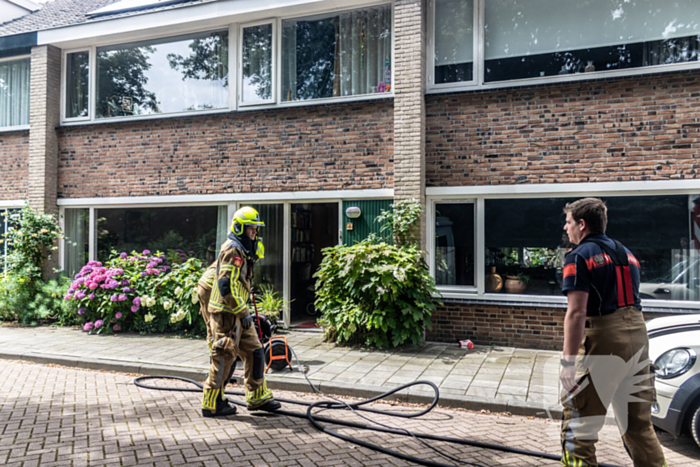 Brandweer blust brandende oven