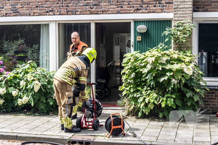 Brandweer blust brandende oven