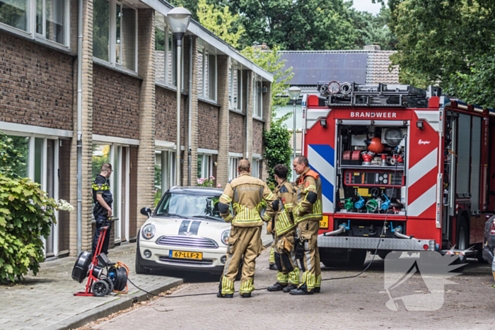 Brandweer blust brandende oven
