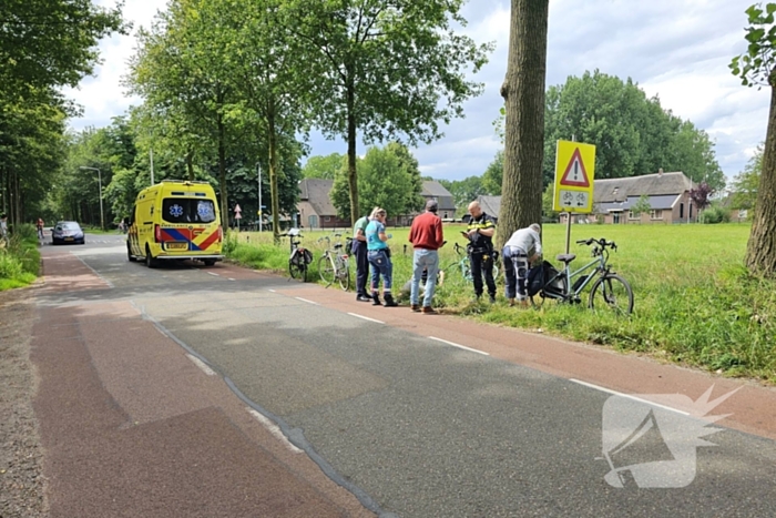 Wielrenner rijdt achterop fietsers