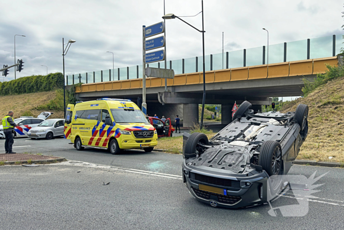 Hulpdiensten groots ingezet voor voertuig dat op op zijn kop belandt