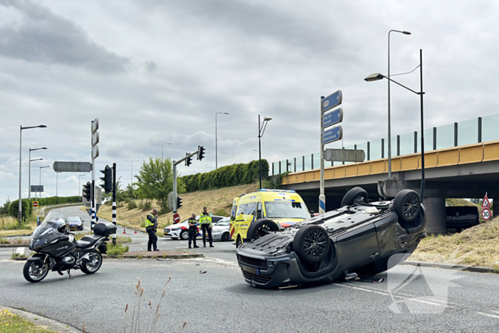 Hulpdiensten groots ingezet voor voertuig dat op op zijn kop belandt