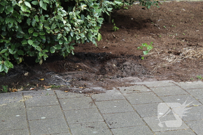 Brandweer blust buitenbrand met water uit brandkraan