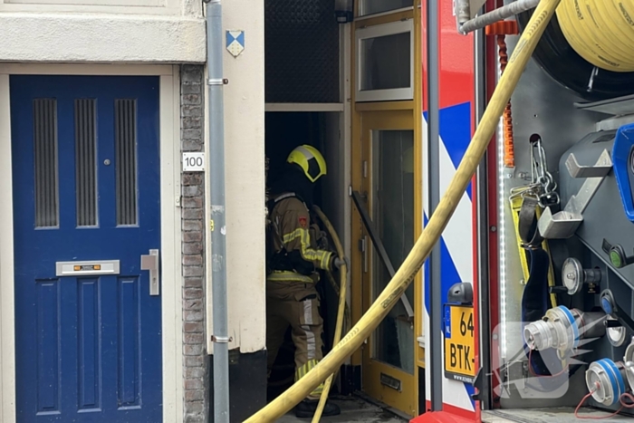 Brandweer blust brand in een woning