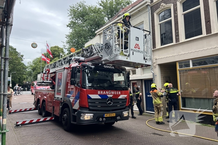 Brandweer blust brand in een woning