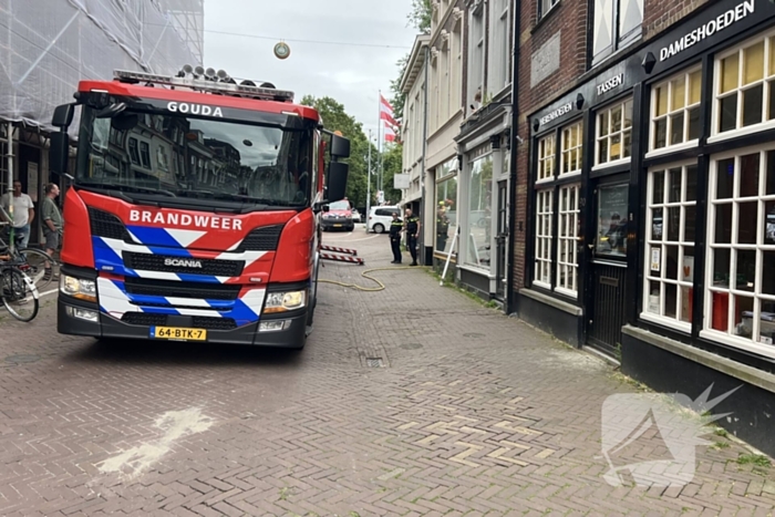 Brandweer blust brand in een woning