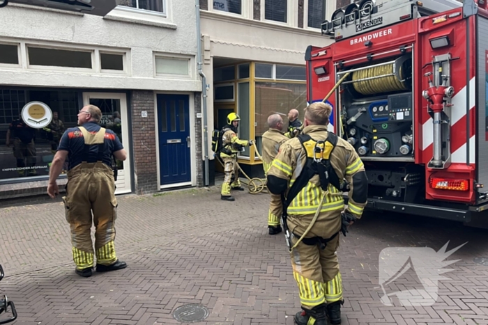 Brandweer blust brand in een woning
