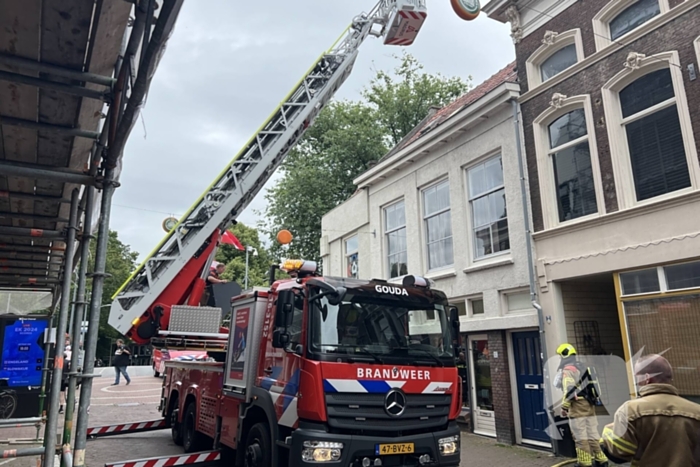 Brandweer blust brand in een woning