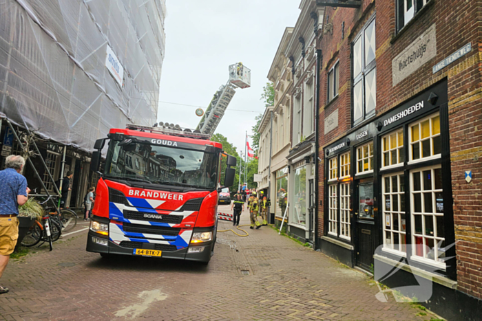 Brandweer blust brand in een woning