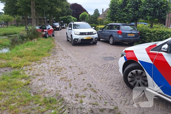 Automobilist verliest macht over stuur en klapt op boom