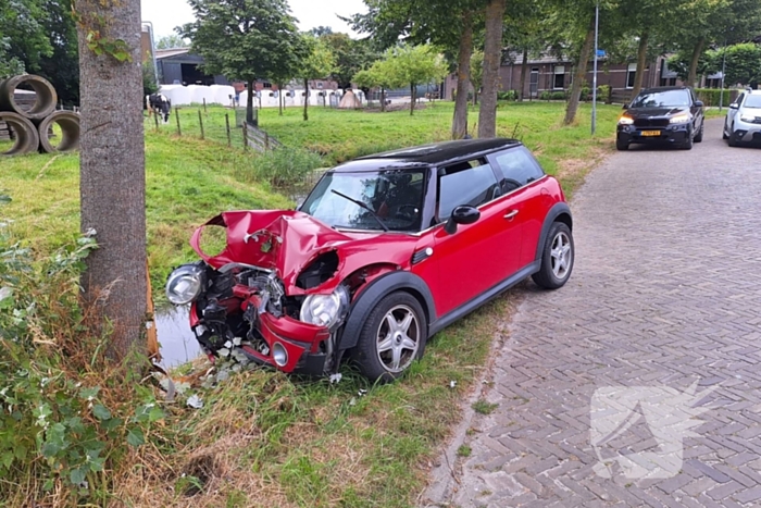 Automobilist verliest macht over stuur en klapt op boom