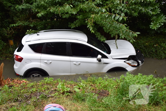 Hulpdiensten groots ingezet voor een voertuig te water