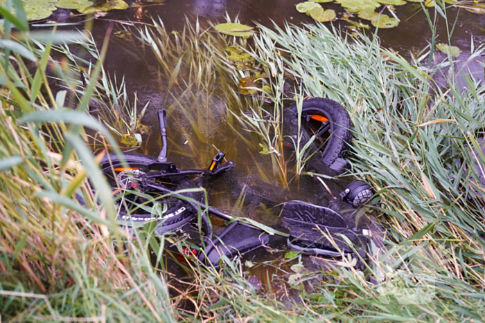 Fatbike belandt onder voertuig in water