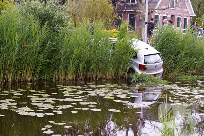 Fatbike belandt onder voertuig in water