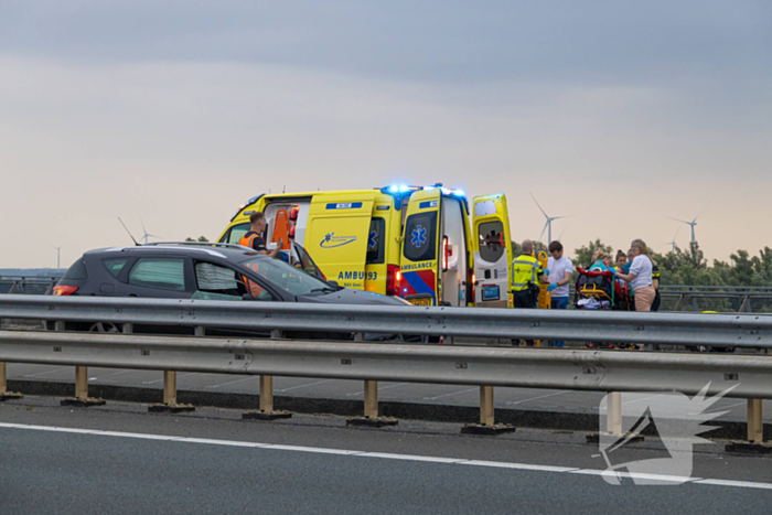 Automobilist botst tegen vangrail van brug