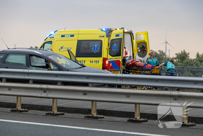 Automobilist botst tegen vangrail van brug