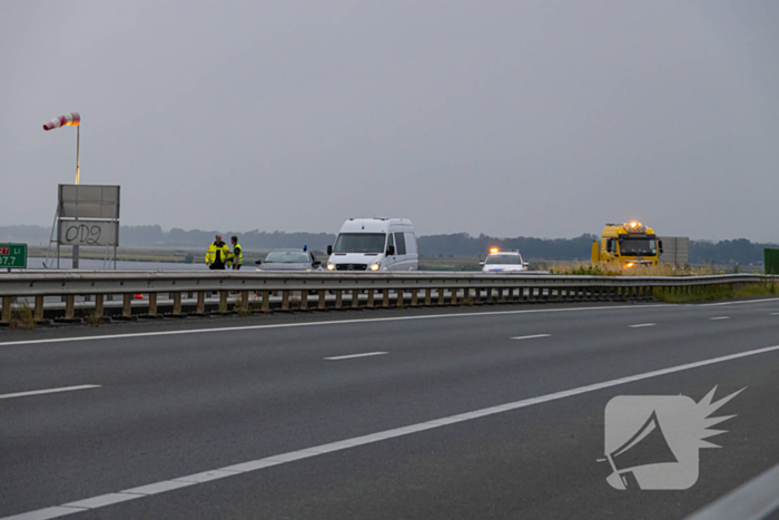 Automobilist botst tegen vangrail van brug