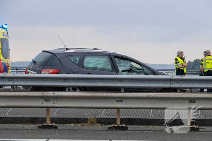 Automobilist botst tegen vangrail van brug